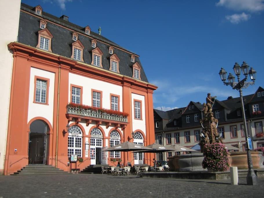 Kuenstler Am Weilburger Schloss, Marktplatz 9 *